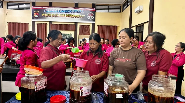 Bhayangkari KLU Panen 750 Liter Eco Enzym dari Limbah Organik