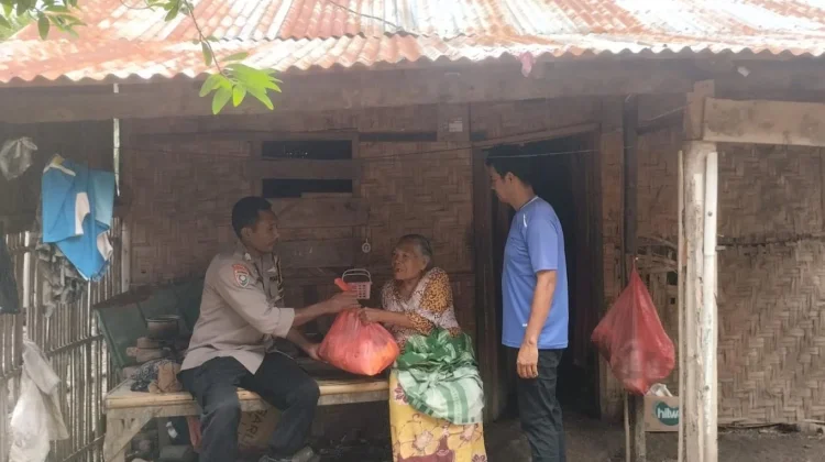 Tiga Bhabinkamtibmas Polres Bima Serentak Salurkan Sembako untuk Warga
