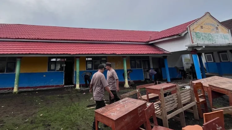 Sekolah Dipenuhi Lumpur Pascabanjir, Polres Bima Langsung Gercep Bersihkan