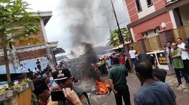 Didemo Warga, Kades Jotang Mundur