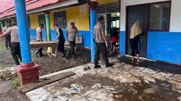 Polsek Tambora Bersihkan Sekolah hingga Bantu Warga Terdampak Banjir