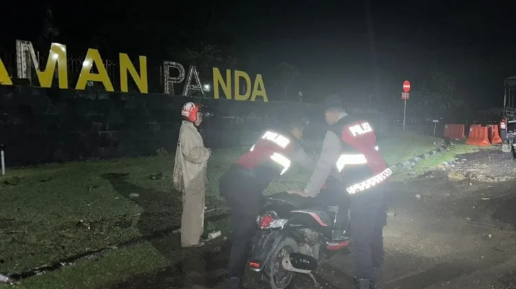 Antisipasi Banjir akibat Hujan Deras, Satsamapta Polres Bima Turun Patroli Malam