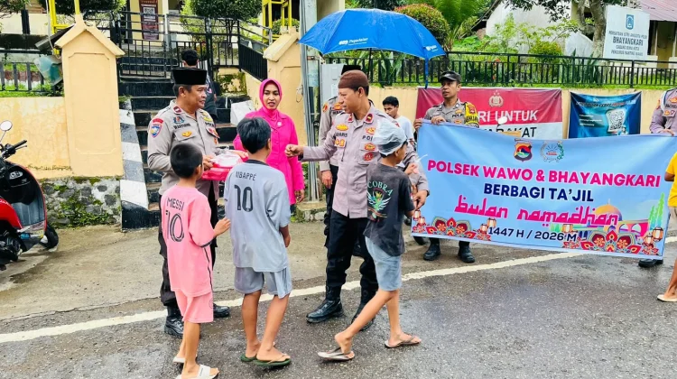 Polsek Wawo Berbagi Takjil kepada Warga dan Pengendara