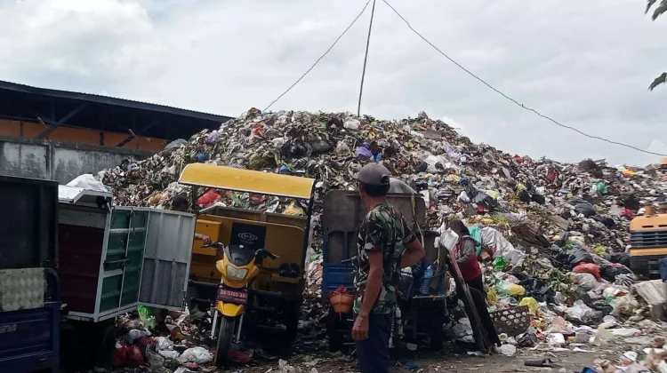 Aktivitas PKL Dongkrak Produksi Sampah saat Ramadan