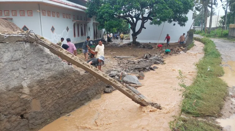 Banjir Kepung Kawasan Mandalika, Warga Mengungsi