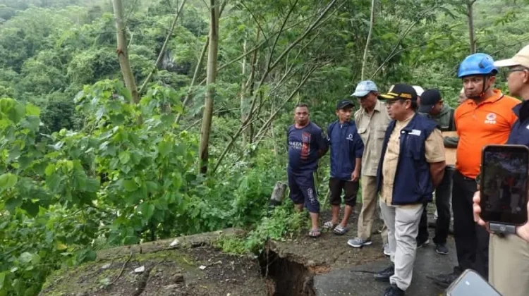 Bupati Perintahkan Tindakan Cepat Atasi Jalan Amblas Sekotong