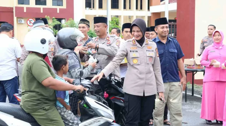 Polres Sumbawa Kembali Bagikan Ratusan Paket Takjil Gratis