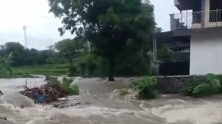 BPBD Kerahkan Alat Berat Tangani Banjir Genangan Jerowaru