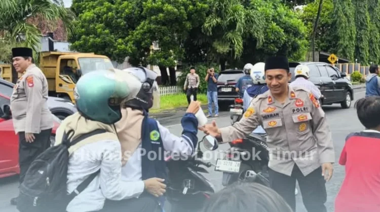 Polres Lombok Timur Bagikan Ratusan Takjil Bagi Pengguna  Jalan