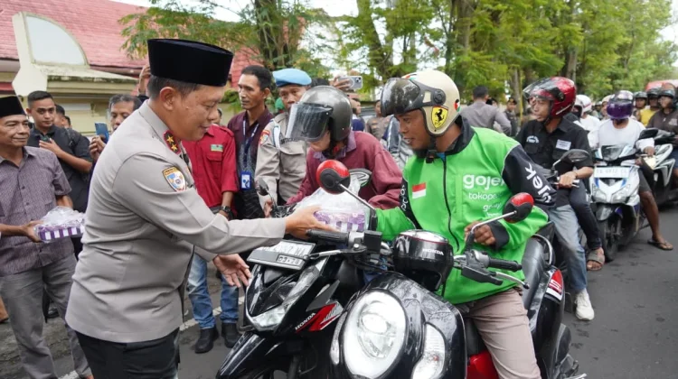 Kapolda NTB Ajak Jurnalis Buka Bersama dan Bagi-bagi Takjil