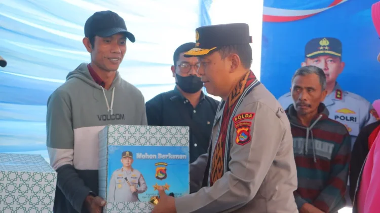 Kunjungan Kerja ke Lombok Utara, Kapolda NTB Salurkan 100 Lebih Paket Bingkisan