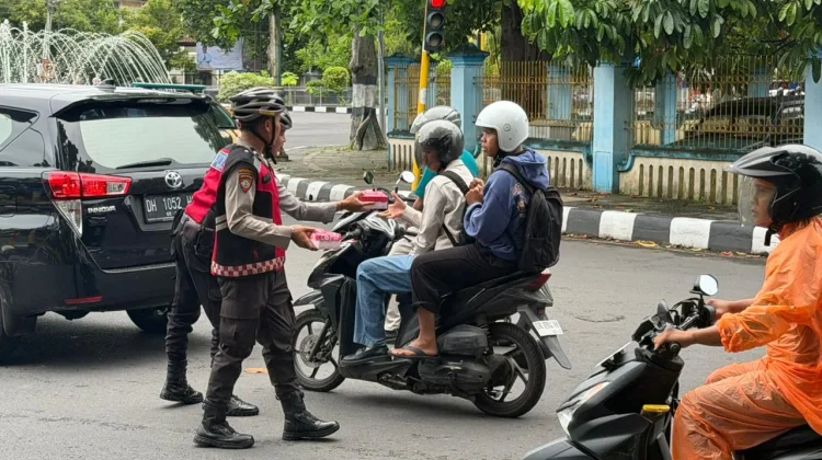 Patroli Bersepeda Sat Samapta Polresta Mataram bagi Takjil Pererat silahturahmi