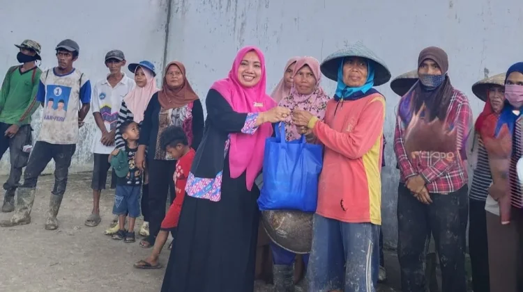 Tebar Kepedulian di Bulan Ramadan, Ipemi Bagi Sembako untuk Warga