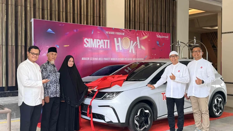 Siti Dewi Masithoh Menang Mobil Listrik BYD dari Program Simpati Hoki Telkomsel