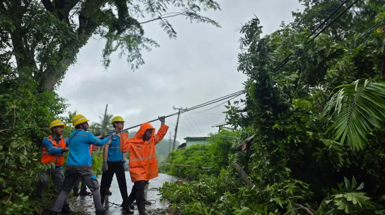 Cuaca Ekstrem, PLN Tuntaskan Pemulihan Kelistrikan