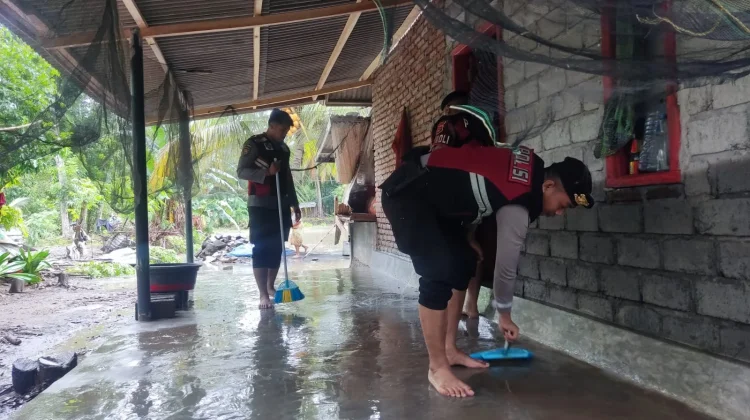 Tak Sekadar Patroli, Polisi Ikut Angkat Lumpur di Rumah Warga Pujut