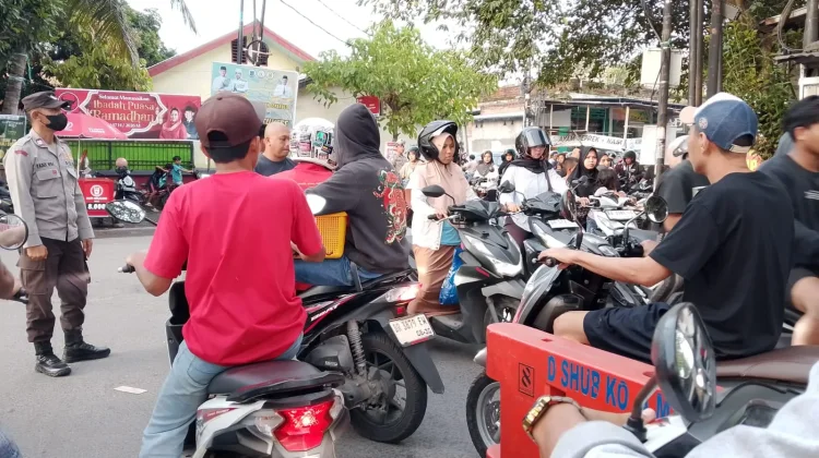Jelang Waktu buka Puasa Arus Lalu Lintas Diperempatan Karangpule Padat