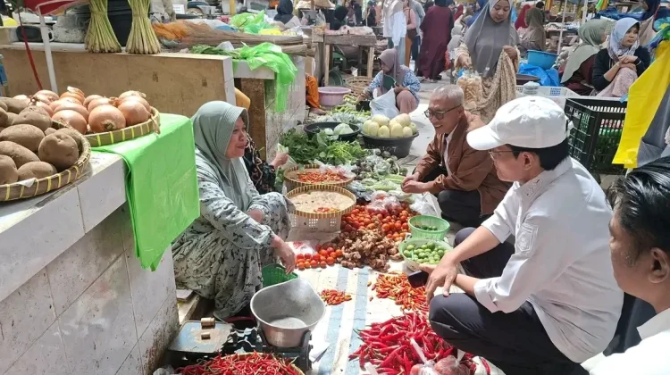 Wabup Loteng HM Nursiah Turun ke Pasar, Pastikan Harga Terkendali