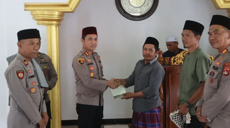 Safari Jum’at di Kayangan, Kapolres Tekankan Toleransi dan Serahkan Bantuan