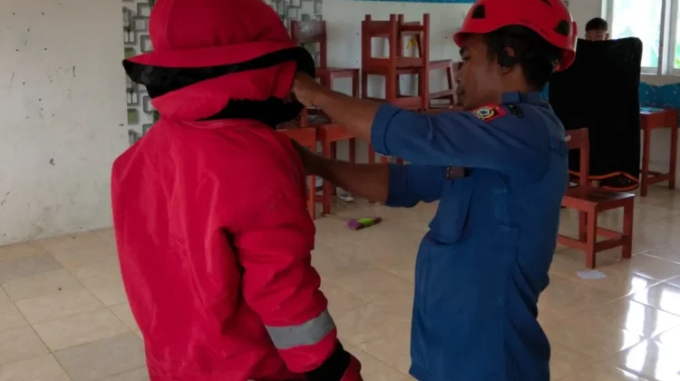 Berpotensi Membahayakan Siswa, Damkarmat Lotim Evakuasi Sarang Tawon di Boarding
