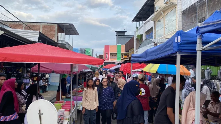 Ngabuburit di Pasar Ramadan, Warga Bima Antusias Berburu Kuliner