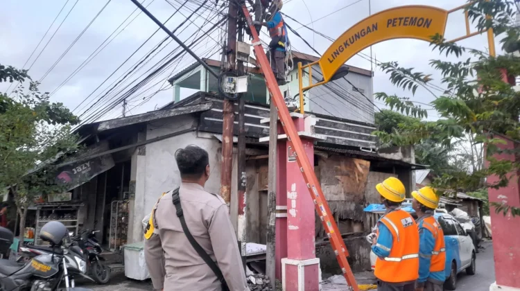 Kabel Tiang Listrik Terbakar di Petemon, Polisi dan PLN Sigap Amankan Lokasi