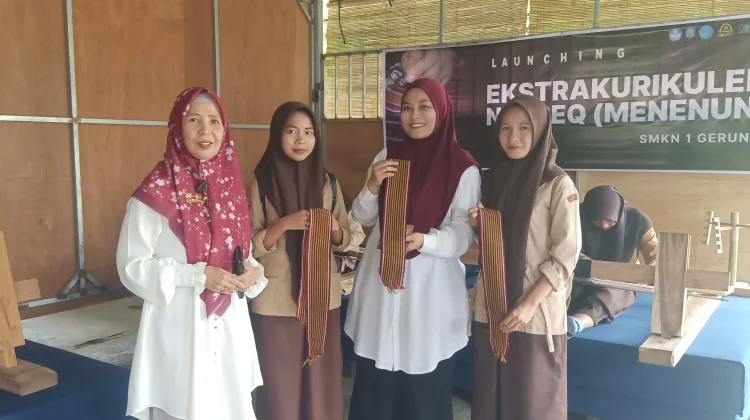 SMKN 1 Gerung Hidupkan Regenerasi Nyeseq lewat Ekstrakurikuler Inovatif