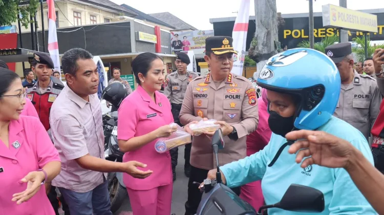 Polresta Mataram dan Bhayangkari Bagikan Takjil kepada Pengendara