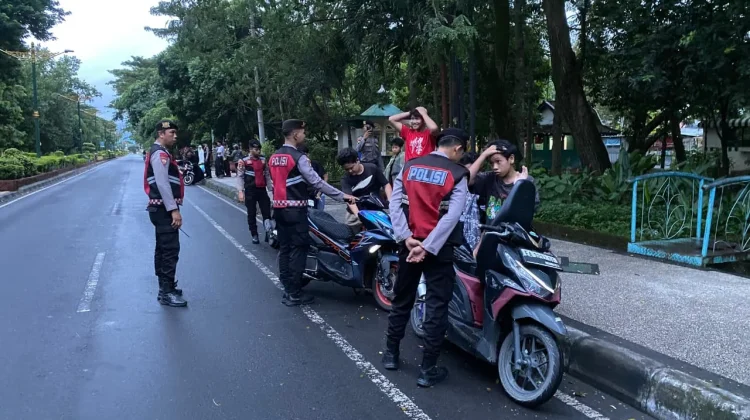 Patroli Subuh di Udayana, Polresta Mataram Bubarkan Remaja Hendak Perang Mercon