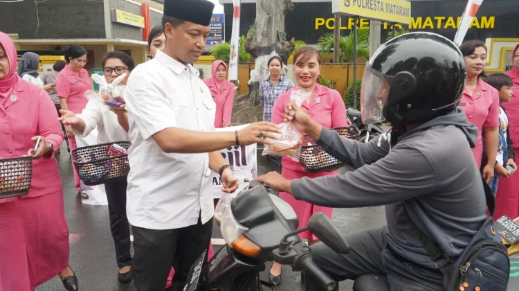 Sat Reskrim Polresta Mataram Bagikan Ratusan Paket Takjil ke Pengendara