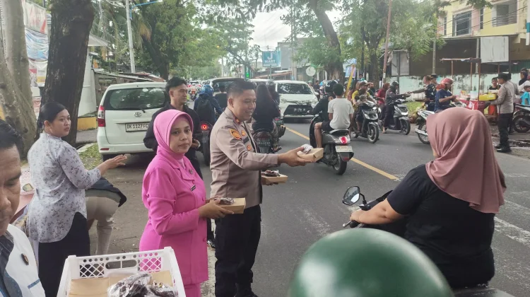 Polsek Ampenan dan Bhayangkari Bagi-bagi Takjil ke Pengendara