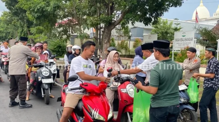 Polres Lombok Timur Berbagi Takjil, Pererat Silaturahmi di Bulan Ramadhan