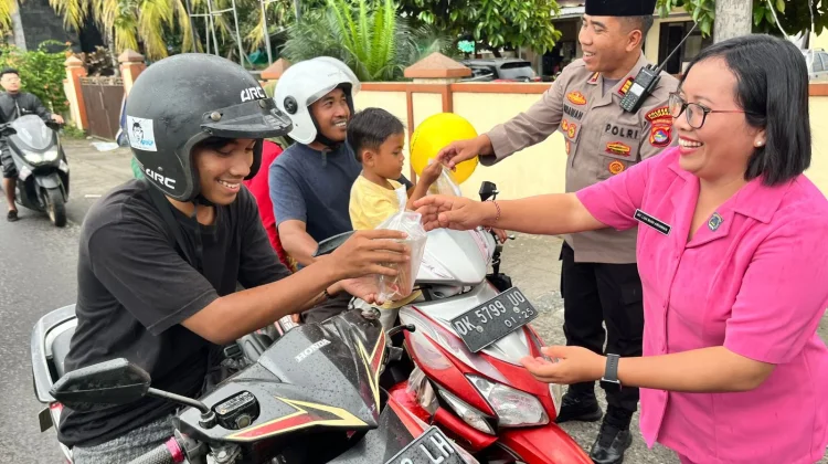 Polsek Narmada Bagikan 300 Paket Takjil kepada Pengendara