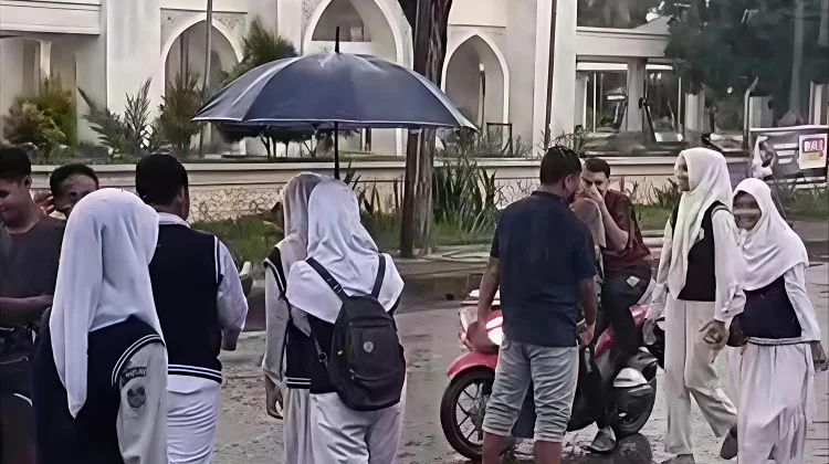 Meski Diguyur Hujan, Siswa dan Guru SMPN 2 Bima Tetap Berbagi Takjil