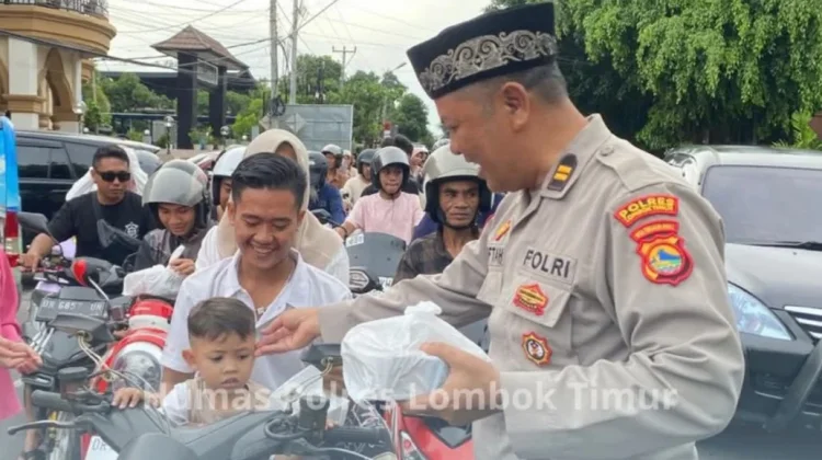 Semarak Ramadan, Polres Lombok Timur Rutin Berbagi Takjil Setiap Hari