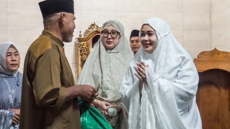 Ratusan Paket Sembako Dibagi Wagub NTB saat Safari Ramadan di Dompu