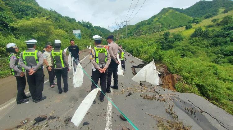 Jalan Amblas di Kawasan Lancing Ganggu Aktivitas Warga