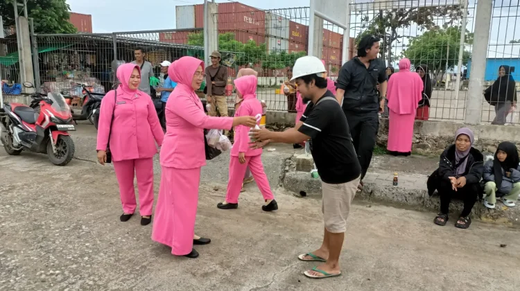 Polsek Pelabuhan Laut Bima Berbagi Takjil dengan Buruh dan ABK
