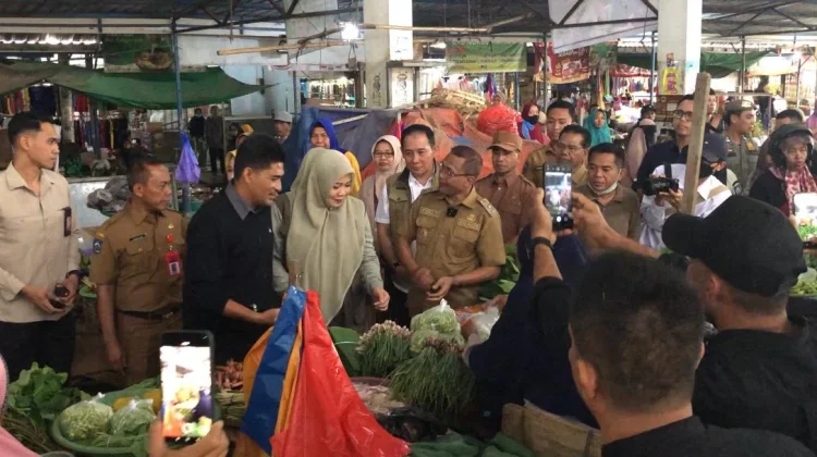 Wagub NTB Pantau Harga  di Pasar Ama Hami
