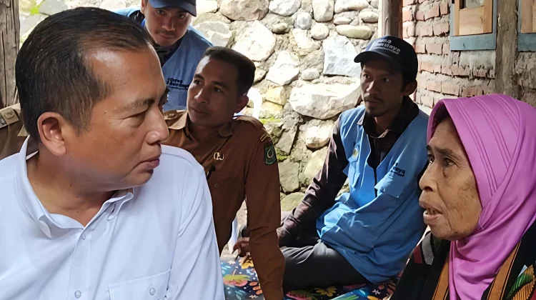Gubernur dan Baznas NTB Bagi Sembako untuk Warga di Bima