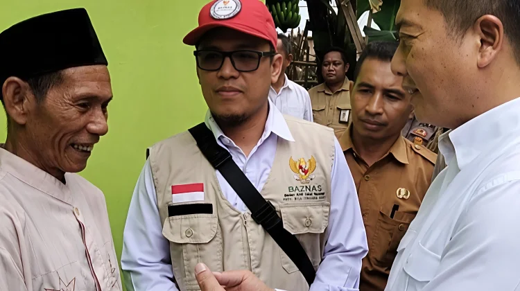 Gubernur dan Baznas NTB Bagi Sembako untuk Warga di Bima