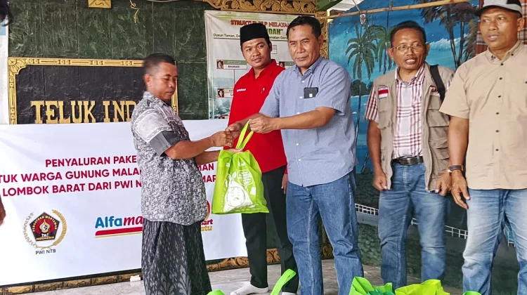 PWI NTB–Alfamart, Kembali Salurkan Puluhan Paket Sembako untuk Korban Banjir