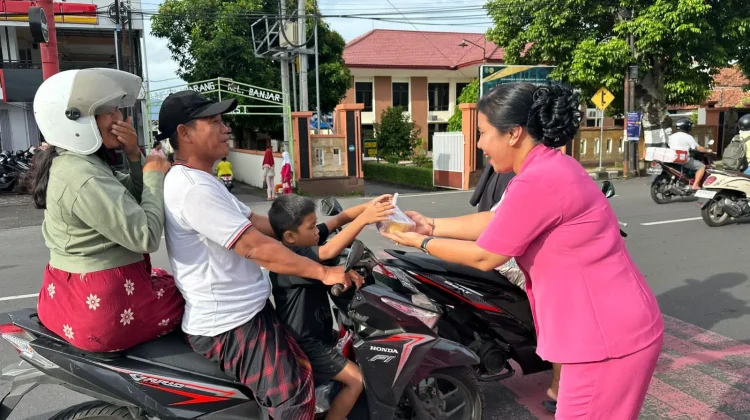 Giliran Satresnarkoba Polresta Mataram Bagi-bagi Takjil jelang Berbuka Puasa