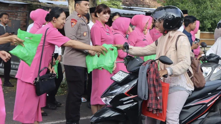 Polresta Mataram Bagikan Ratusan Paket Takjil di Jalan Majapahit