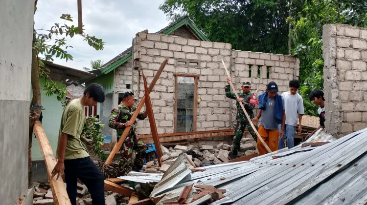 Pemdes-TNI Tangani Dampak Puting Beliung di Loteng, 28 Rumah Diperbaiki Bertahap
