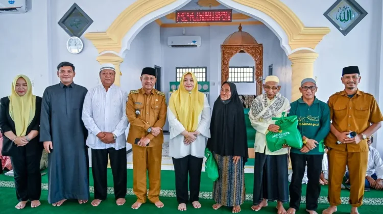 Wagub NTB Serahkan Bantuan Rp40 Juta untuk Pembangunan Masjid di Sape