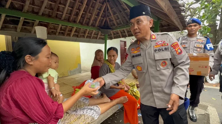 Ditpolairud Polda NTB Bagikan Takjil kepada Nelayan di Pantai Gading Mataram