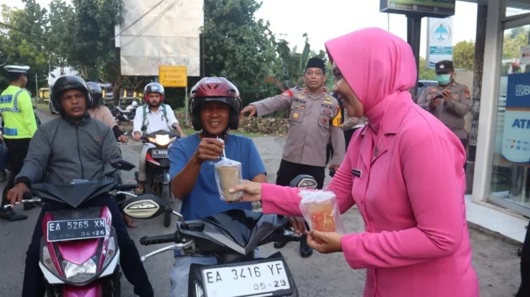 Kapolres Bima Gandeng Mahasiswa Cipayung Bagi Takjil ke Pengguna Jalan
