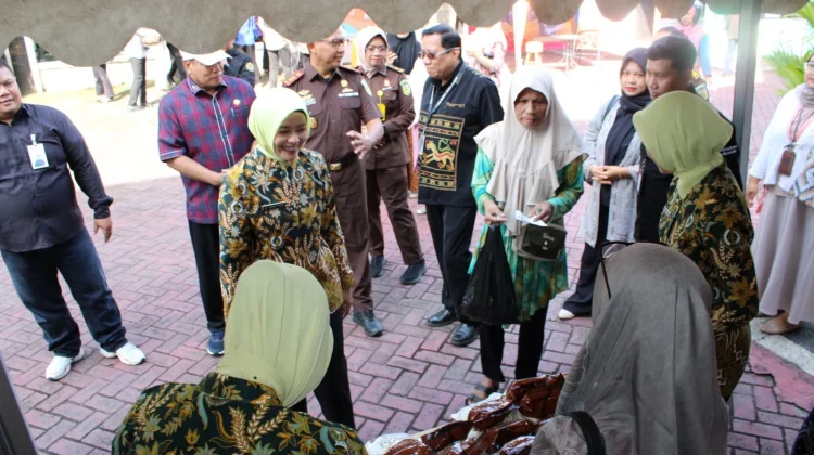 Jaga Stabilitas Harga, Kejari Sumbawa Gelar Pasar Murah