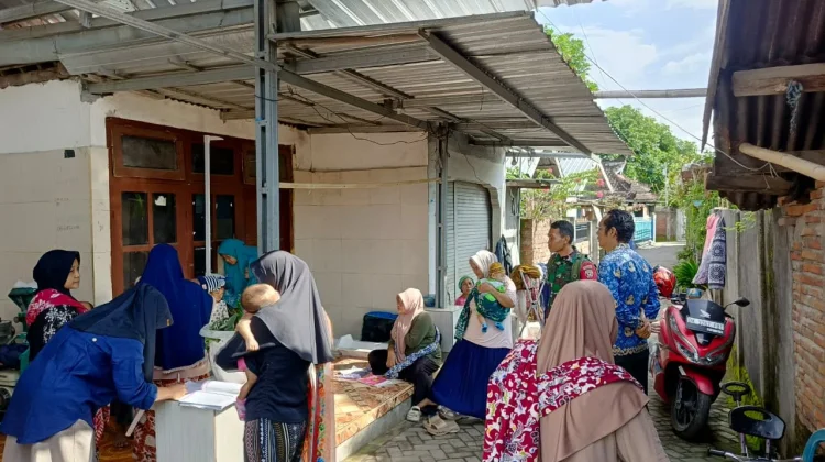 Babinsa Wanasaba Turut Membantu Kegiatan Posyandu.
